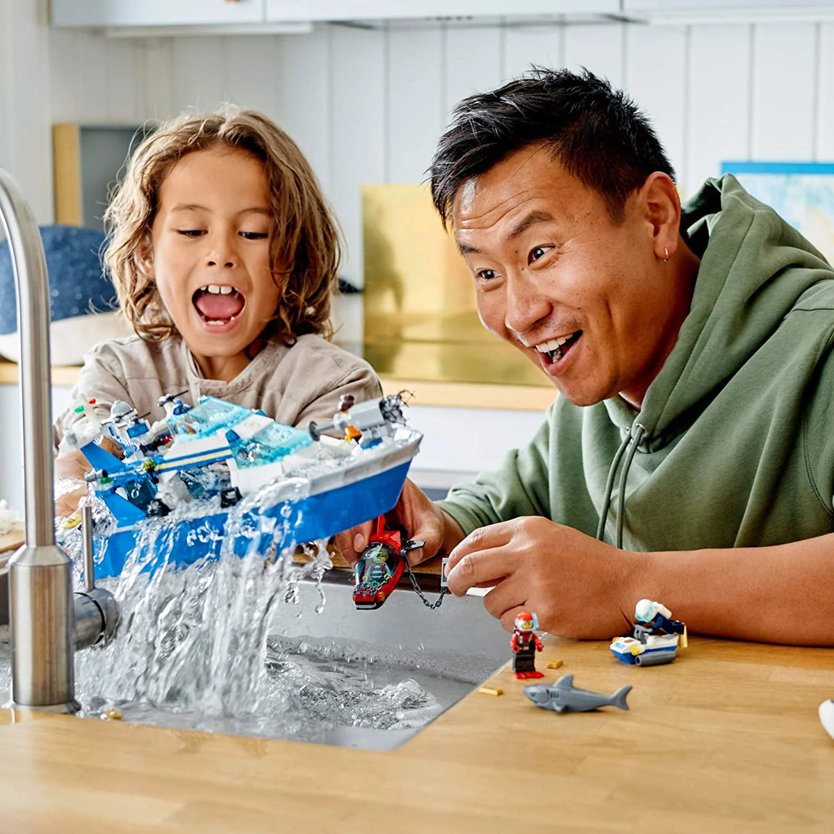 Police Patrol Boat Building Kit 276 Pieces F3125