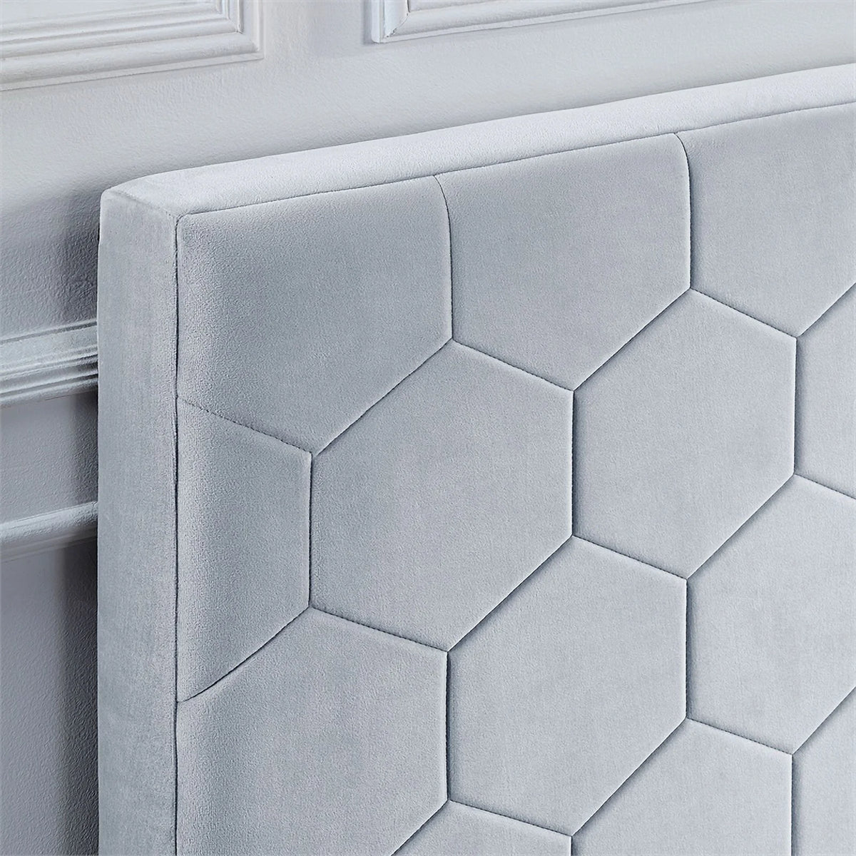 Light Gray Fabric Queen Bed with 2-Drawer M529413