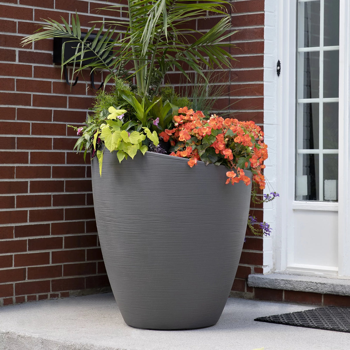 30" Round Planter Graphite Grey Q61215